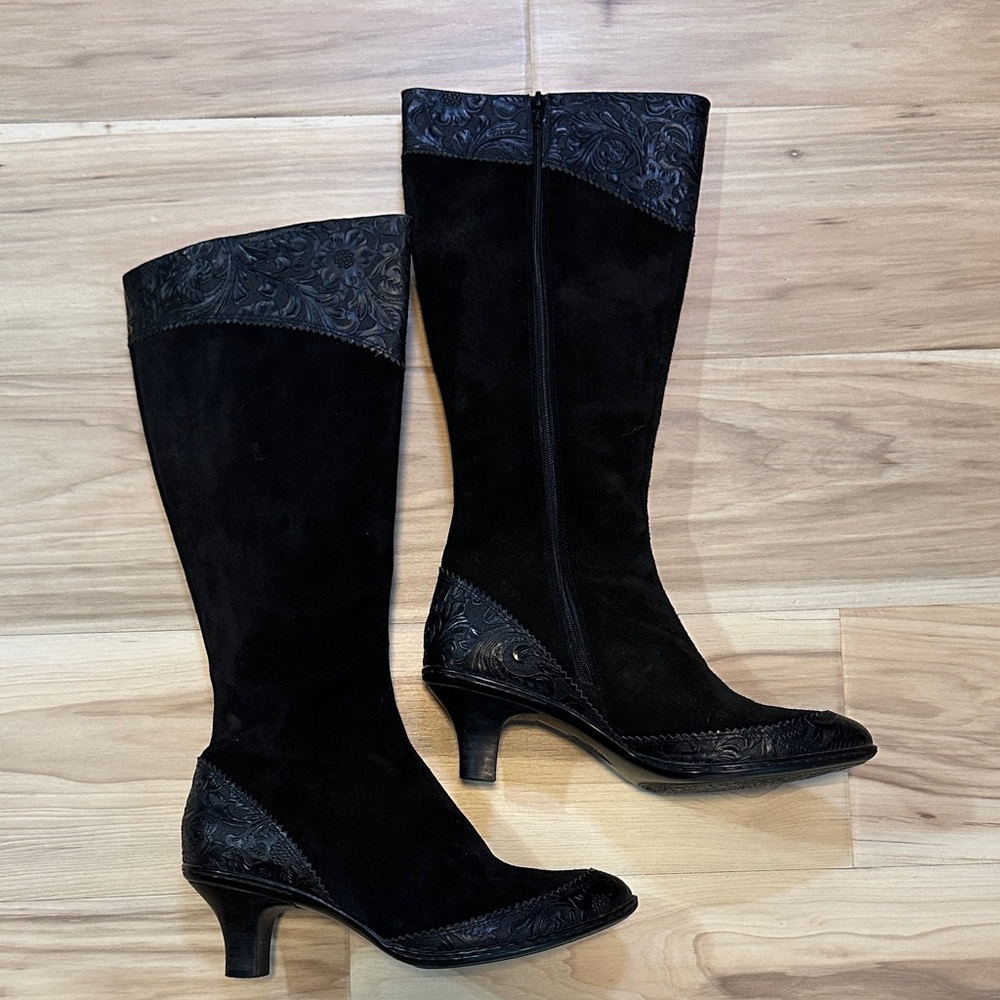 Sofft Bastia Gothic Western Black Heeled Embossed Suede Leather Boots 8 - Picture 3 of 13